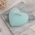 Candela profumata a cuore azzurro con trama a nido d'ape su vassoio in marmo - Cuore / Verde Lago (Mora e Basilico)