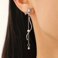 Detail von Cupid Herz-Ohrring mit rosa Stein, Quasten und Perle am Modell - Silber Rosa Edelstein Lange Ohrringe Stil (Z-053)