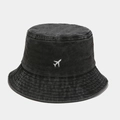 Dettaglio ricamo aereo bianco su cappello a secchiello in cotone nero lavato con occhielli - M (56-58cm) / Nero
