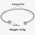 Dettaglio del bracciale rigido in acciaio inox 304 argento con texture a rombi e sfere - Color Acciaio