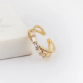 Anillo ajustable minimalista bañado en oro de 18K con circonitas de corte baguette - Diseño de Cruz Blanca