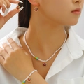 Parure de bijoux en perles avec pendentifs de basket en émail rouge et accents bleus - Collection Collier Bracelet Boucles d'Oreilles Basket
