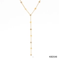 Dettaglio della collana a Y dorata con dischi tondi e cristalli di zircone incastonati - Stile Strass a Disco a Forma di Y (KBD548)