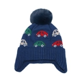 Dettaglio della maglia del cappello blu con motivi di auto colorate e pompon invernale - M (52-54cm) / Blu