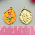 Pendentif fleur émaillé doré présenté avec une règle pour mesurer la taille - 22x16mm / Orchidée Orange Jaune
