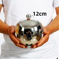 Silberne 12cm verspiegelte Weihnachtskugel Ornament in der Hand für Maßstab und Glanz - 1 Stück (12cm) / Glänzendes Silber
