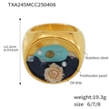 Dettaglio macro di anello vintage in acciaio inox dorato con fiore bianco e perla - Anello in Oro Smaltato Rosa - Misura 6 (TXA245)
