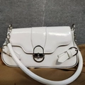 Borsa a tracolla bianca minimalista con finitura lucida e fibbia in argento - Bianco