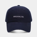 Dettaglio del ricamo bianco Brooklyn sul cappellino da baseball blu navy in tela - Regolabile / Blu navy