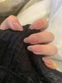 Gros plan d'ongles longs ovales autocollants en rose nude translucide brillant - Nu (S05)