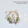 Ghirlanda di Natale con pigne d'argento, bacche rosse e una campana dorata su anello di vite - Piccolo / Anello di Rattan con Pigna Argento (LD081)