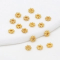 Vue détaillée des perles de flocon de neige plaquées or 18K pour bijoux DIY - 4mm / Plaqué Or 18K