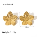 Detalle de los pendientes de mariposa bañados en oro 18k con dimensiones 3,2cm y peso 11,3g - Estilo de Flor de Cinco Pétalos Cepillado (NB-E1039)