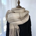 Sciarpa classica a quadri beige con frange per donna in stile vintage invernale - Cammello