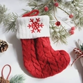 Rote Strick-Weihnachtssocke mit weißer Schneeflocken-Stickerei und Aufhängeschlaufe - Schneeflocke Stricksocke 14*18CM