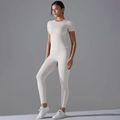 Volledig beeld van de crème yoga set met slim-fit t-shirt en high-waist sportlegging - S / Broken Wit