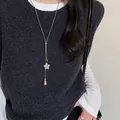 Collana multistrato argento con ciondolo a stella e goccia di metallo su un maglione - Collana con ciondolo a stella maculata e goccia d'acqua - circonferenza circa 80 cm