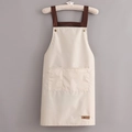 Tablier imperméable beige minimaliste avec sangles brunes et doubles poches à l'avant - Style de base / Beige