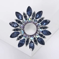 Funkelnde blaue Blumenbrosche mit Kristallblütenblättern und silberner Legierung - Blau