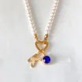 Élégant collier de perles avec initiale K plaqué or 14K et pendentif en cristal bleu - Lettre K