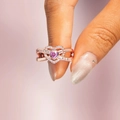 Anello a cuore in oro rosa con fascia a croce infinita e zirconi rosa sulle dita - Taglia US 5 / Oro rosa