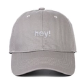Détail de la casquette de baseball en coton gris avec broderie blanche et visière renforcée - Réglable / Gris