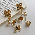 Dettaglio di orecchini a fiore dorati con perle bianche su pagine di un libro aperto - 13# Perno in Argento Sterling 925 - Oro - Fiore di Perla Elegante Vintage