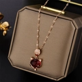 Collana con ciondolo a volpe in oro rosa con pietra occhio di gatto rossa e diamanti - Oro rosa