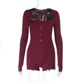 Dettaglio dello scollo quadrato e dell'abbottonatura sul body in maglia bordeaux - S / Borgogna