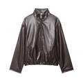 Detailansicht der dunkelbraunen Kunstlederjacke mit Stehkragen und Metallreißverschluss - Braunes Oberteil