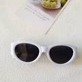Kleine ovale Vintage Sonnenbrille mit weißem Rahmen und dunklen Gläsern für Damen - Weiß