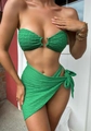 Detail von grünem Polka-Dot-Bikinioberteil mit Metallring und passendem Wickelrock - S / Grün