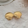 Elegante pinza para el pelo de metal dorado con doble concha sobre fondo texturizado - Par de conchas / Dorado