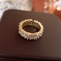 Detailopname van een gouden verstelbare ring met rechthoekige en ronde zirkoniasteen - Goud