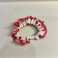Dettaglio dell'elastico a scacchi rossi e bianchi con motivi floreali e volant - Fiore a Scacchi Bianco e Rosso
