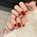 Uñas postizas francesas rojas con diamantes y perlas brillantes sobre fondo de punto - Extra Pequeño (XS)