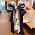 Fiocco per capelli in raso blu scuro con pizzo bianco e bottone di perla centrale - Molletta con Nastri / Blu navy
