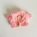 Rosa Strickjacke mit Zopfmuster und Holzknöpfen für 17cm Plüschpuppen Zubehör - Geeignet für 17cm Anhänger / Rosa Holzknopf-Pullover