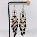 Boucles d'oreilles bohèmes longues avec perles noires et chaînes dorées fines - Noir