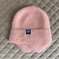 Détail du bonnet en peluche rose avec texture douce et écusson flocon de neige - Taille unique / Rose