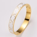 Elegante bracciale rigido dorato con smalto bianco e motivi di mazze da golf da donna - Smalto Bianco