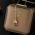Collier dauphin en acier titane avec gemmes multicolores sur boîte à bijoux brune - Dauphin Coloré (8908)