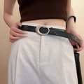 Détail d'une ceinture en cuir noir à texture crocodile avec boucle ovale en métal mat - 16# Noir Irrégulier Motif Croco