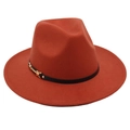 Dettaglio di cappello fedora rosso con fascia in pelle nera e fibbia in metallo dorato - Taglia unica / Caramello