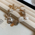 Pulsera oceánica con fragmentos de concha, perlas blancas y colgante de estrella - Pulsera de Cuentas Blancas con Colgante de Estrella de Mar y Concha / Blanco