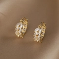 Gros plan de boucles d'oreilles feuilles dorées avec cristaux sur soie marron - 9# Boucle d'oreille épi de blé en forme de U en strass or