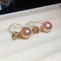 Dettaglio degli orecchini con zircone a cuore e grandi perle oro rosa nella scatola - Stile Cuore Oro