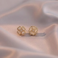 Orecchini a fiore dorati con micro-pavé di zirconi su sfondo di seta morbida ed elegante - Stile Fiore in Diamante Baguette (E0281) / Oro