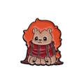 Broche en émail lion de dessin animé avec tenue à rayures rouges et blanches sur fond blanc - Style Lion à Écharpe Rouge (QHXZ448)