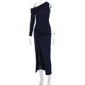 Details des dunkelblauen One-Shoulder-Kleides mit Raffung und hohem Seitenschlitz - S / Dunkelblau